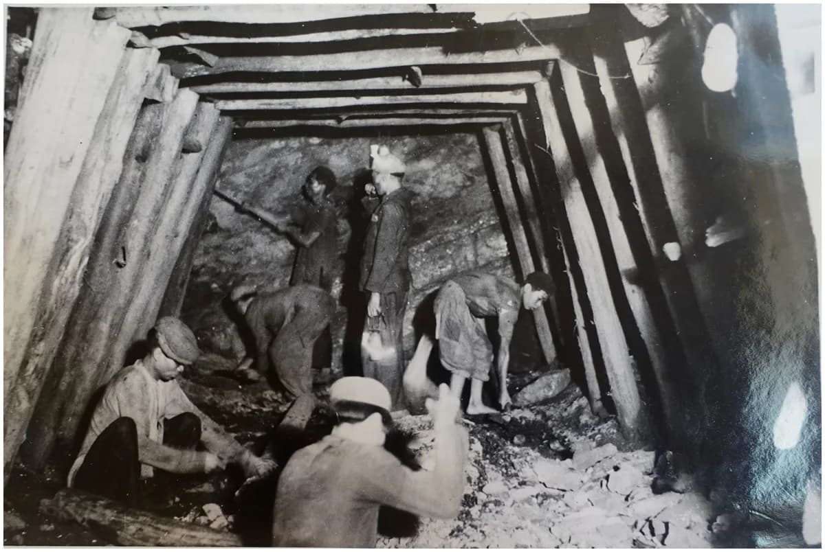 Thợ mỏ trong đường lò chống gỗ, mỏ than Đông Triều (Quảng Ninh), ảnh tư liệu 1942