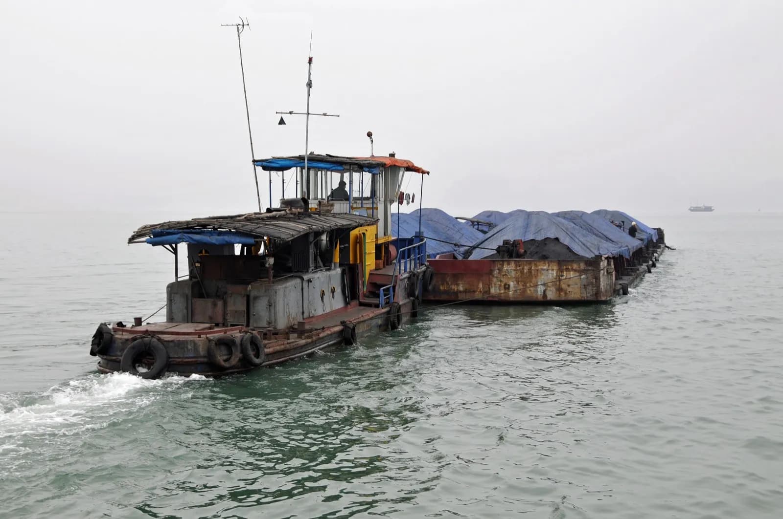 Sà lan chở than trên vịnh Hạ Long, Quảng Ninh