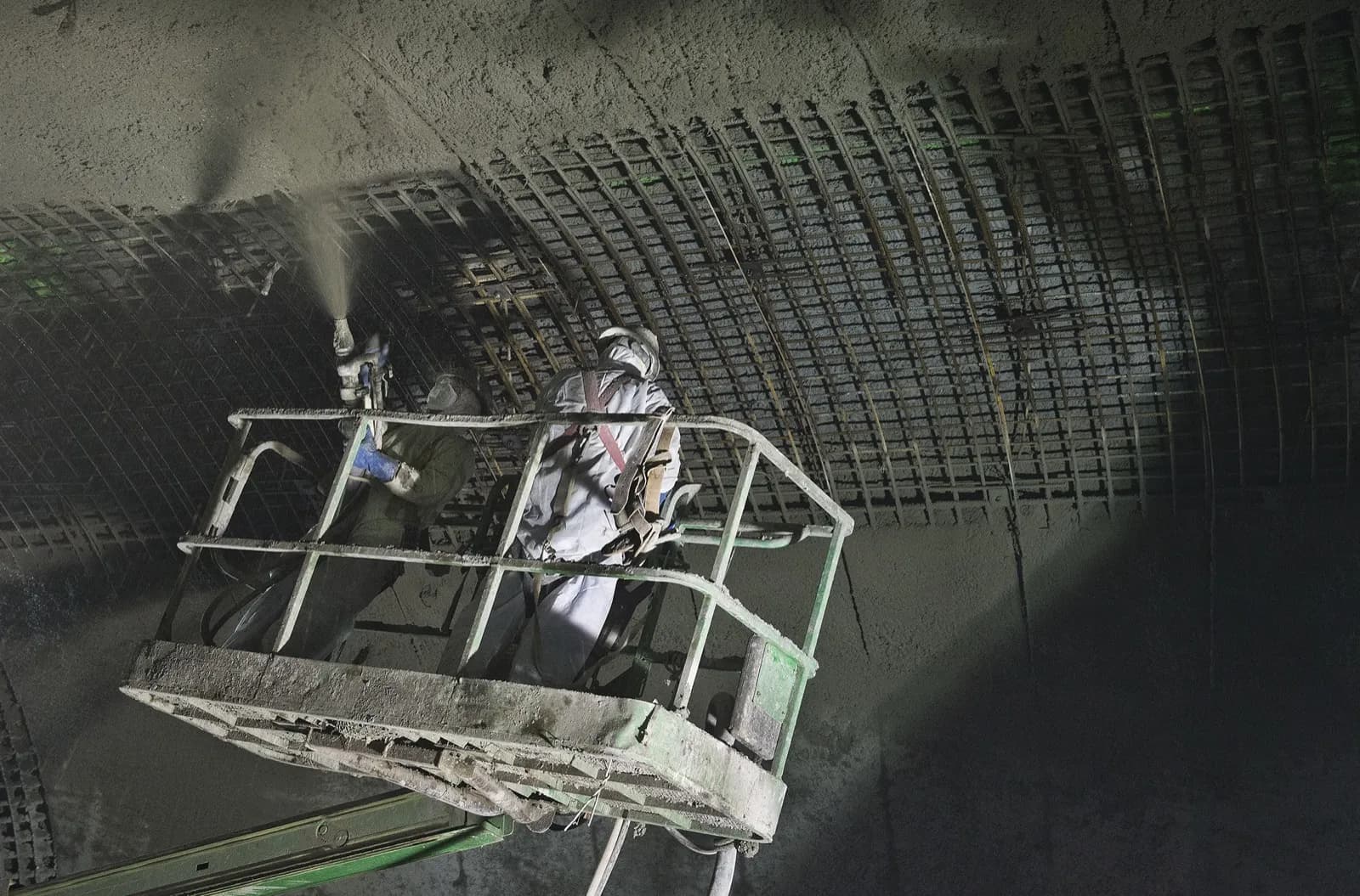 Công nhân phun bê tông (shotcrete) lên lưới thép vách hầm